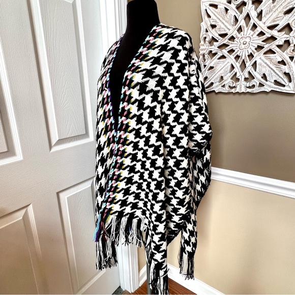 ⭐️ Chico’s One Size Fits All Multicolor Houndstooth Poncho Wrap STUNNING - Picture 6 of 13